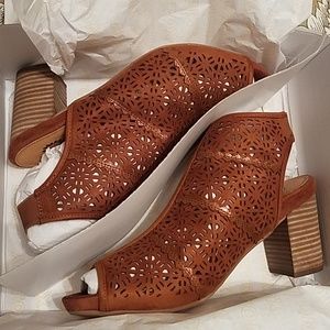 Yellow Box Chestnut Iddah Shoes NIB SZ 9